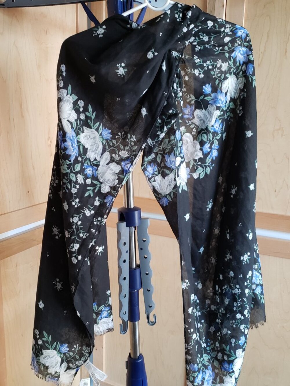 BNWT OLD NAVY navy colorway floral scarf (OS)